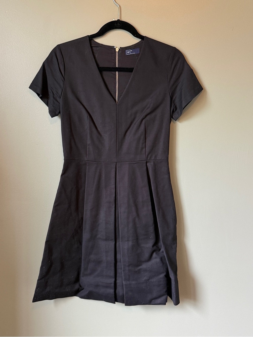 GAP Black Short-Sleeve V-Neck Pleated Mini Dress - Size 2